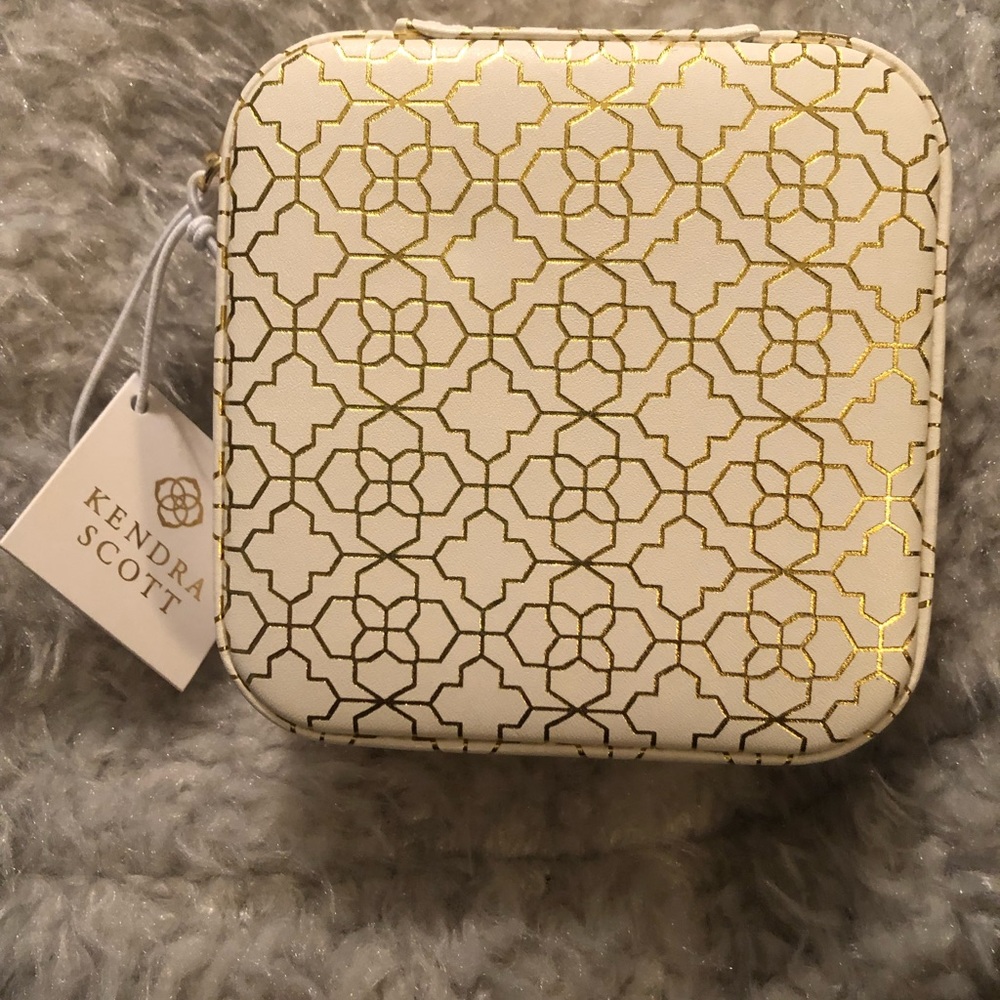 NWT Kendra Scott adorable travel jewelry case